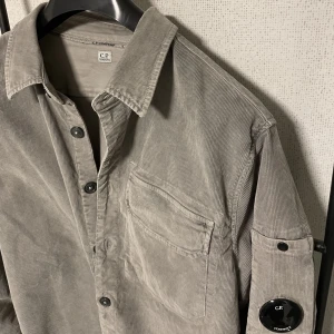 Cp company Manchester skjorta - Riktigt fet cp company skjorta som är använd en gång. I nyskick! Nypris ca 2600kr. Grå.