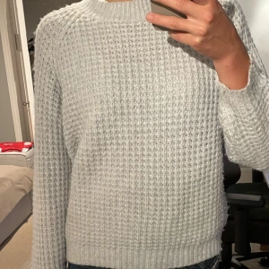 Virkad blå sweater - Skön och fin sweater från lager 157. Använd fåtal gånger. 