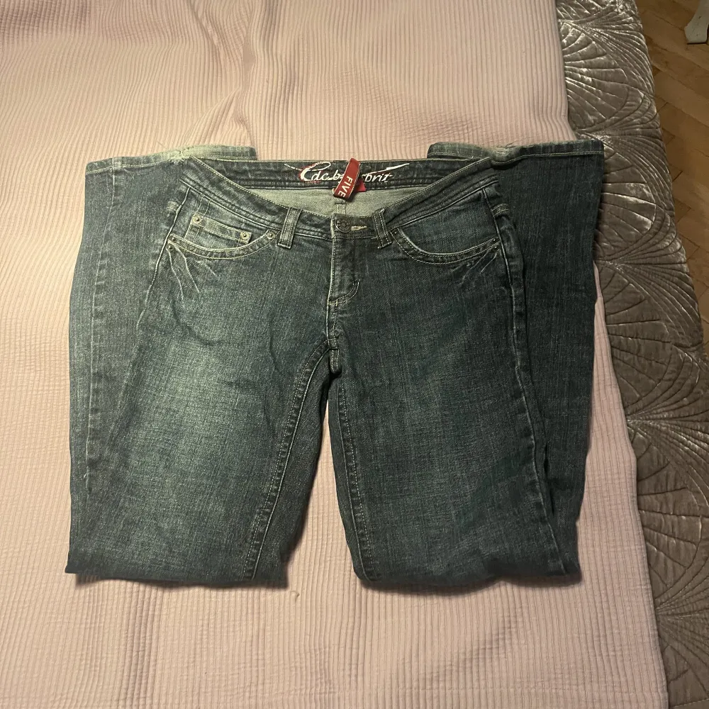 ett par skit snygga lågmidjade jeanse som tyvärr är lite för stora på mig skriv privat för fler bilder eller frågor kan mötas och posta❤️. Jeans & Byxor.