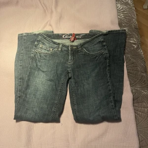 lågmidjade jeanse - ett par skit snygga lågmidjade jeanse som tyvärr är lite för stora på mig skriv privat för fler bilder eller frågor kan mötas och posta❤️