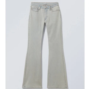 Jeans  - Snyggaste slutsålda jeansen från weekend helt nya bara provade!!   Flair och de är lite mer ljusblåa irl💗säljer för att de är för långa för mig som är 160