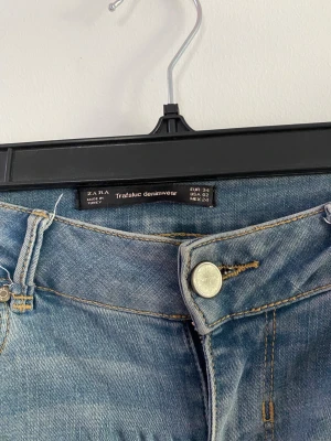 Zara jeans med hål - Super snygga jeans från zara i storlek xs använt några gånger men jätte bra skick. 