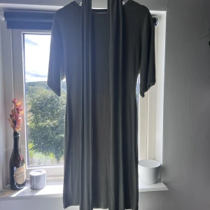 Klänning - en ljusgrön klänning med långt band från na-kd. använts en gång. är dom ny.