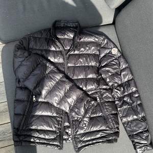 Moncler jacka i nyskick använd fåtal gånger, köpt på NK. Nypris 10.870 kr. Tar emot bud, Qr kod finns! Storlek 4 (Large) hör av er vid vidare funderingar!😃😃 Möts upp i Göteborg eller frakt!