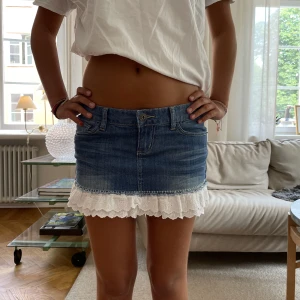 Lowwaist kjol🥰😍 - Lågmidjad kjol! Perfekt nu till skolstart😍 Sååå fin med volang längs ned! Storlek S
