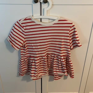 Zara tröja  - Säljer min randiga zara tröja 😋❤️ inga defekter och endast använt fåtal gånger👗💕