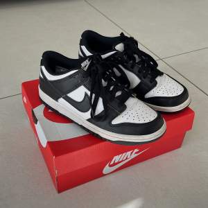 Nike panda dunk low! Användna men ändå i bra skick. Storlek: 37,5. Priset kan diskueras.