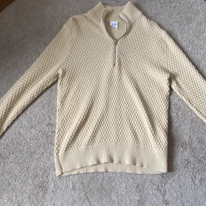 Vit Half-Zip  - Stickad halfzip från selected homme. I storlek medium. Knappt använd 10/10 skick! Köpt för 699kr.