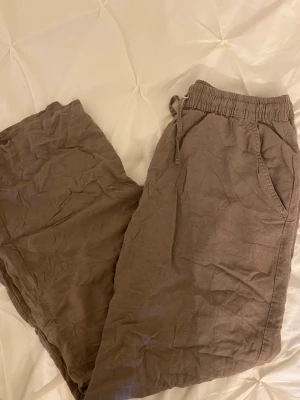 Linnebyxor - Grå/beiga linnebyxor från Lager 157 🩵 Säljer då de inte kommer till användning längre 💙 Går ner över fötterna på mig som är 180 🩵