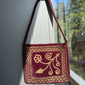 Vintage Sammetsväska - Vacker vintage-väska i vinröd sammet med guldiga broderier 🌹⚜️🌹 