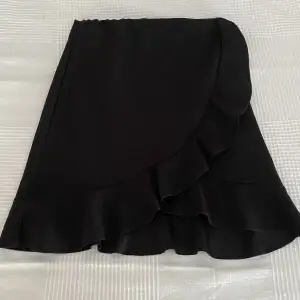 säljer denna volang kjolen för den har aldrig kommit till användning ❤️ nyskick, aldrig använd 😄