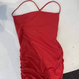 En röd klänning från zara i storlek S.  Sitter tajt mot kroppen och axelbanden korsar sig fint i ryggen. Använd 1 gång. Tvättas innan den skickas/hämtas 