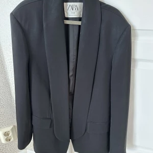 Zara kavaj - Zara kavaj med satindetaljer