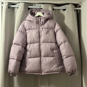 Populära jackan från hm i ljuslila - Använd men jätte fint skick, den populära vinterjackan från hm i ljuslila färg. Varm och skön