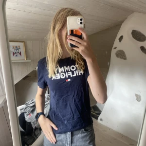 Tommy Hilifiger t-shirt - T-shirt ifrån Tommy Hilfiger i bra skick