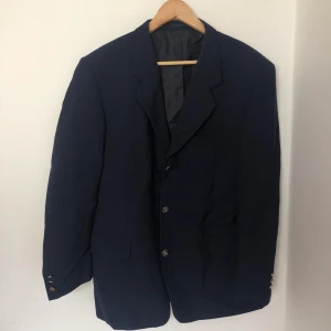 Vintage kavaj - Vintage marinblå kavaj som är i bra skick. Har ej användts. Fin marinblå färg för den som gillar retrokänslan! 