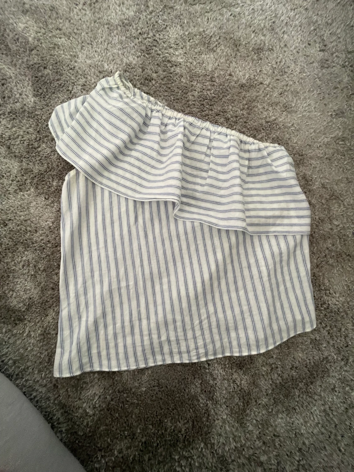 Oneshoulder volangtopp