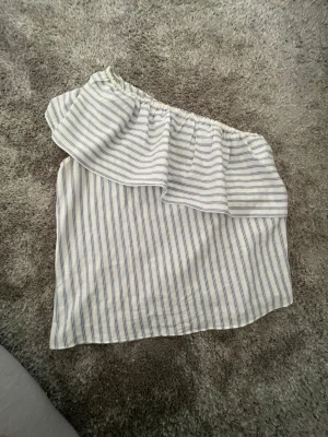 Oneshoulder volangtopp - Säljer nu min älskade Oneshoulder topp som aldrig kommit till användning men älskar 🥹🥹 storlek 40 och har prislapp kvar ❤️