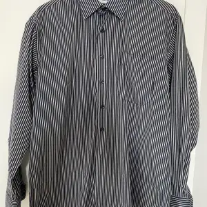 Skjorta  från  ST Mark storlek M! Oanvänd  Svart och grårandig  Ficka framtill Elegant till hösten! 