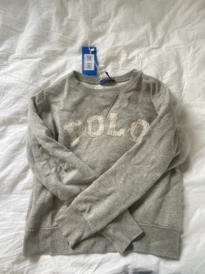 Polo sweatshirt  - Köpte denna jättesnygga tröja från sellpy i nyskick men var tyvärr för liten. 