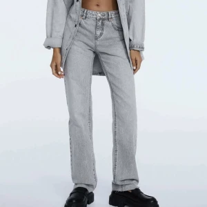 Lågmidjade jeans - Ett par gråa lågmidjade jeans från Stradivarius. Mycket fina på men tyvärr för lågmidjade för mig. Använts ett fåtal gånger