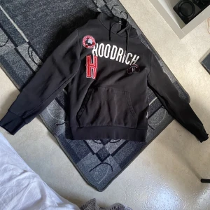 Hoodrich - Säljer min hoodrich tröja för den börjar bli för liten. Bra skick