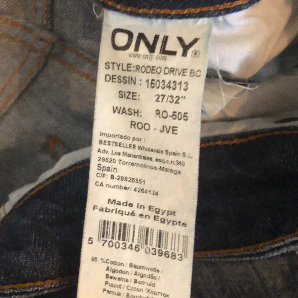 Ett par lågmidjade bootcut jeans. Super fint skick och är typ helt oanvända. 100 + 70 kr frakt. Skriv för mer info och bilder💘. Jeans & Byxor.