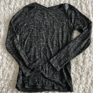 Tröja  - Svart tröja från cubus i storleken 146/152. Inte mycket använd. På axlarna har den svart läder liknande matrial. 