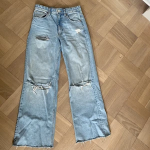 Jeans från Zara - Jeans från Zara med hål.   I använd skick. Strl: 34
