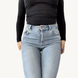 Stretchiga jeans  - Jättesköna mjuka  byxor   Insydda i midjan från L till ca M/S   Jag är 160 lång och de slutar lite ovanför ankeln  
