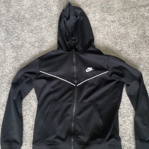 Nike hoodies - Säljer min nike hoodie som är superbra skick!