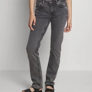 Pepe jeans - Jättefina jeans som jag nu säljer för att de inte kommer till användning💘nypris 950! buda eller köp direkt för 400!