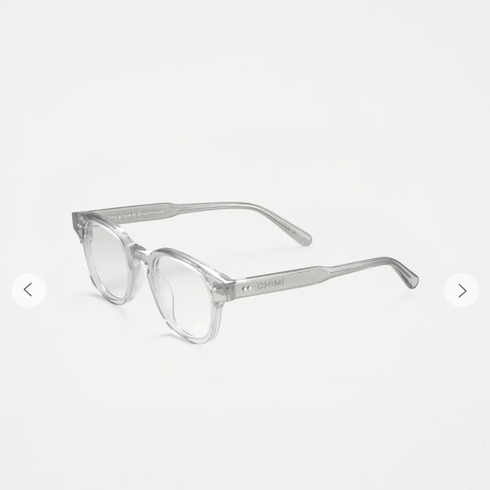 Splitternya glasögon från Chimi, modell 01 optic grey  De är perfekta om du vill sätta in optiska glas  Kommer med fodral och en påse för glasögonen  Ordinarie pris 1250kr . Accessoarer.