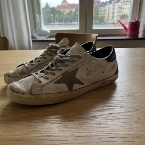 Golden goose  - Säljer dessa Golden goose skor. Skorna är väldigt slitna men därav priset. Allt original innehåll medföljer