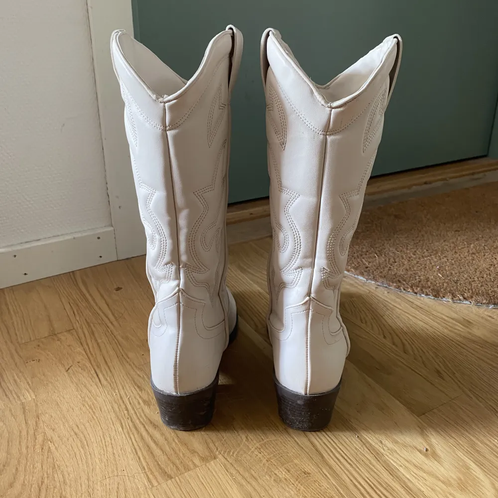 Vita cowboy-boots från Stradivarius i storlek 37. Använda 3 gånger, så gott som nya. . Skor.