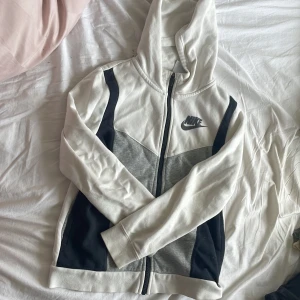 Nike zip tech - En Nike tech fleece för barn storlek M i barn vilket motsvarar 146/152 typ eller 137/147☺️ Matchande Byxor finns till! Nypris för koftan :1000kr Mitt pris för koftan:400kr  Paket pris för både byxor och  koftan: 850kr Hör av er vid frågor! 