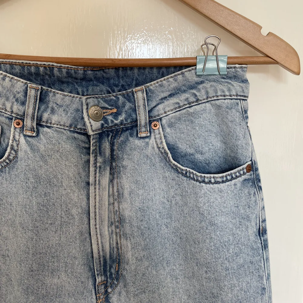 Highwaisted, light washed och vida jeans från H&M i storlek 36. . Jeans & Byxor.
