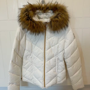 Jacka Svea strl S - Jacka från Svea i strl S. Jackan är i gott skick, finns en pytteliten fläck på insidan av luvan. Luvan går att ta bort från jackan.