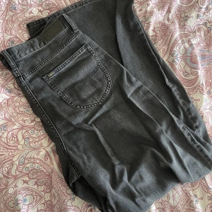 Lee Jeans Drew - Svarta jeans från Lee som tyvärr är lite för stora i midjan på mig. Storlek W30 W31. Wide fit så dom sitter löst längs med hela benen. Inköpta för någon månad sen för 999kr. 500 men kan tänka mig att gå ner i pris.  ☺️