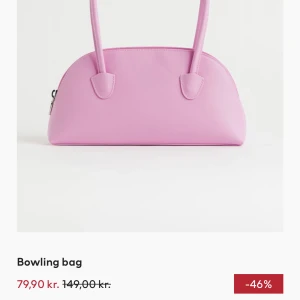 Rosa väska  - En super fin rosa väska som jag köpt från hm! kostade 149kr innan som ni ser men köpte den när de var rea! Helt oanvänd med lappen kvar och allt papper i fortfarande.