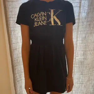 Barnklänning från Calvin Klein. Jättefin i storlek 10 år. Köparen står för frakten. Använd gärna köp nu funktionen. Skriv till mig för frågor eller funderingar. 