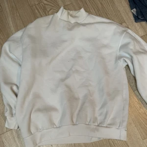 Vit mysig tröja  - Vit långaramad tröja med lite högre hals jätte mysig <3 säljes för jag inte använder den mycket 