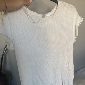 T-shirt  - En vanlig t-shirt med mönster som andra bilden visar😊storlek Xs men passar från Xs-M beroende på hur man vill att den ska sitta✨✨🩷