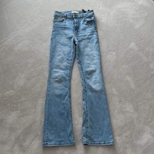 Säljer dessa trendiga Zara jeans i modellen ”Bootcut”. Endast använt ett fåtal gånger och passar perfekt nu till sommaren. Säljer pga att dem är för små. Är i storlek 36 och passar bra i längden till 170 cm.Köparen står för frakten.(Dm för fler bilder)💕💕💕
