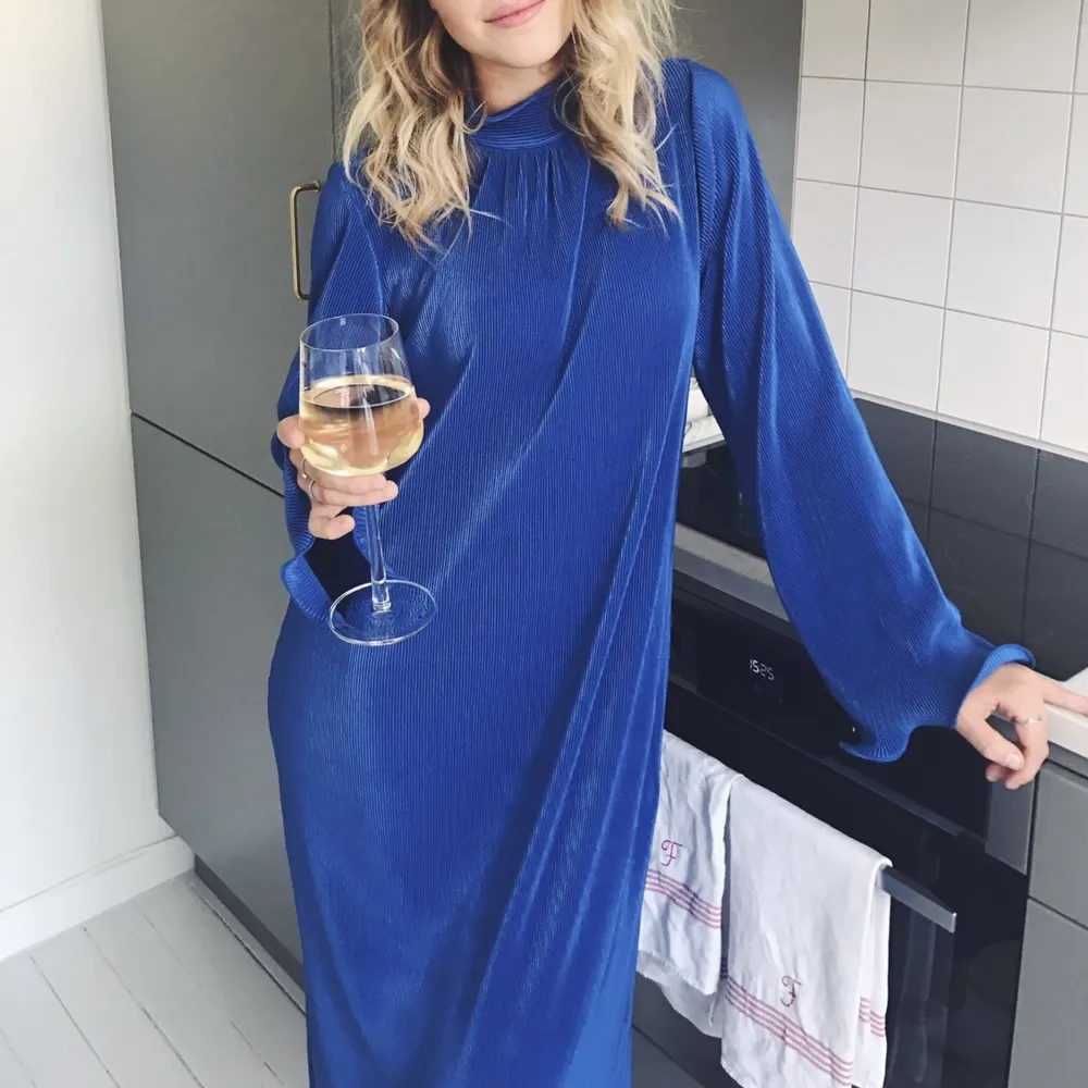Blå klänning med volang i ärmar och hög hals från Zara. Superskön och snygg. Strl. XS/S. Klänningar.