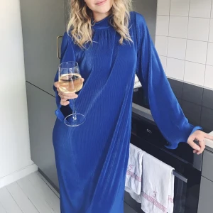 Blå klänning  - Blå klänning med volang i ärmar och hög hals från Zara. Superskön och snygg. Strl. XS/S