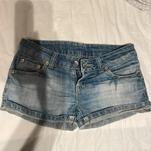 Vintage jeansshorts  - Jeansshorts från clockhouse. Snygga och lite glittriga i tyget😻😻