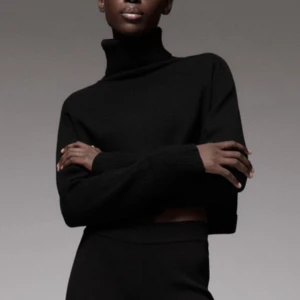 Stickad croppad tröja med hög krage  - Stickad croppad tröja med hög krage i storlek S.