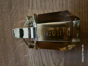 Alien mugler - Alien mugler parfym. Alien Godess på 30 ml Och vanliga alien mugler på 6ml edp på båda. Inte min doft tyvärr bara öppnat o luktat.  Alien godess kostade 600 och man fick med alien mugler på köpet. Så inget under 600.