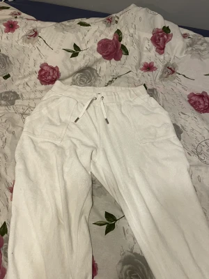 Juicy couture byxor  - Säljer nu mina vita juicy byxor. Pågrund utav att dom ej kommer till användning. Lite färg har försvunnit på silver detalerna.  Köpt på juicy coutures hemsida. Materialet känns som en handduk 